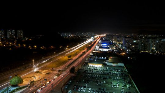 Veículo é alvo tiros na Avenida das Américas